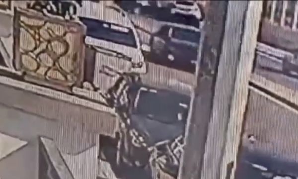 Polis otosuna çarptı: 4 yaralı